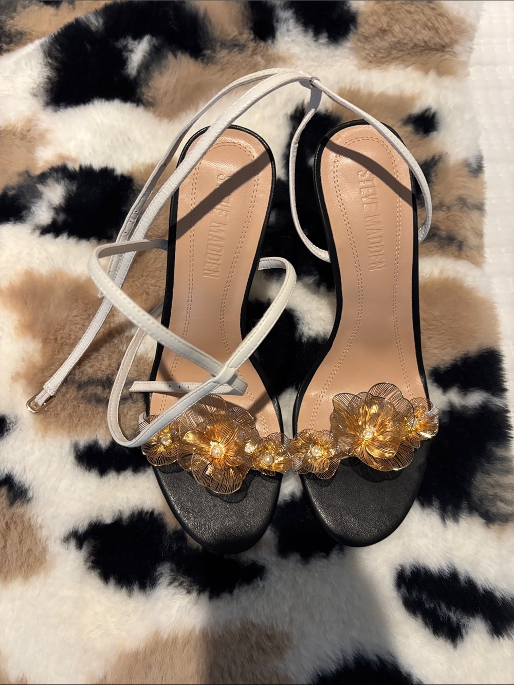Caroline Mandalorian? Gold Floral Accent Black Sandals - White Straps
